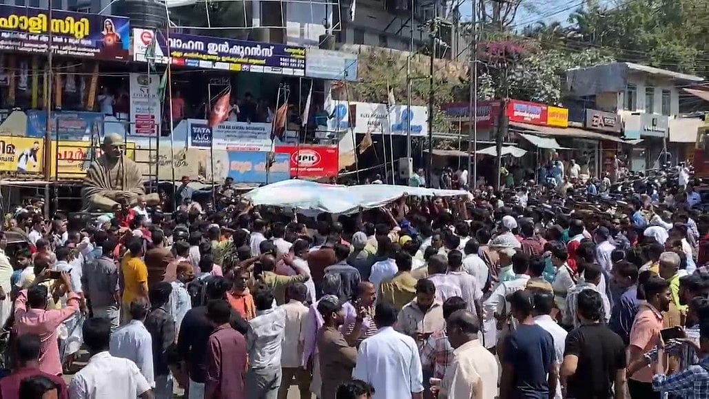 ആന വീണ്ടും ജനവാസമേഖലയില്‍, ഇന്ന് മയക്കുവെടി വെക്കില്ല, ജനങ്ങള്‍ പുറത്തിറങ്ങരുതെന്ന് നിര്‍ദേശം
