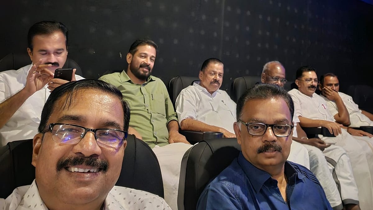 'അയ്യർ ഇൻ അറേബ്യ'യ്ക്ക് സ്പെഷ്യൽ 'എംഎൽഎ ഷോ'; മുകേഷ് ചിത്രം കാണാൻ എം വി ഗോവിന്ദനും എംഎം മണിയും