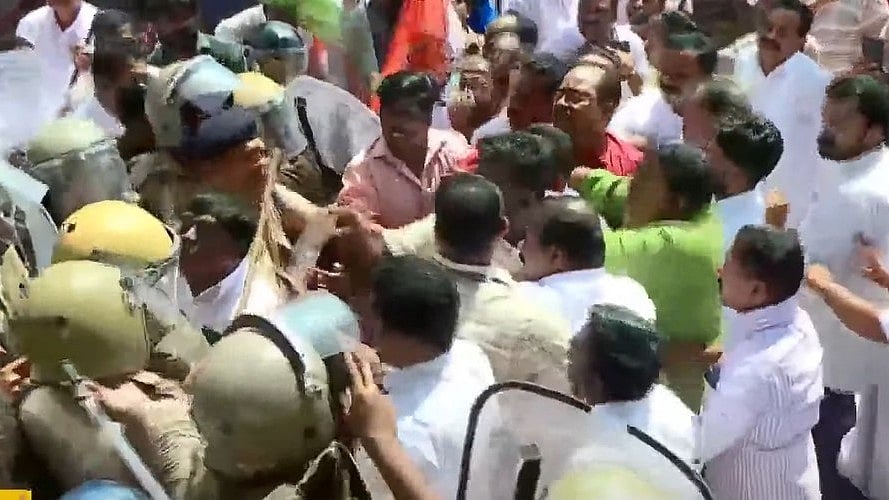 ഇടിമുറിയുണ്ടെങ്കില് കാണട്ടേ, പൂക്കോട് സര്വകലാശാലയില് പ്രതിപക്ഷ സംഘടനകളുടെ പ്രതിഷേധം