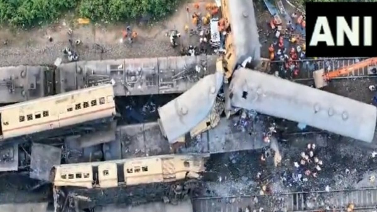 'ലോക്കോ പൈലറ്റ് ഫോണില്‍ ക്രിക്കറ്റ് കണ്ടു കൊണ്ടിരുന്നു'; 14 പേര്‍ മരിച്ച ആന്ധ്രാ ട്രെയിന്‍ അപകടത്തിന്റെ കാരണം വ്യക്തമാക്കി റെയില്‍വേ മന്ത്രി 