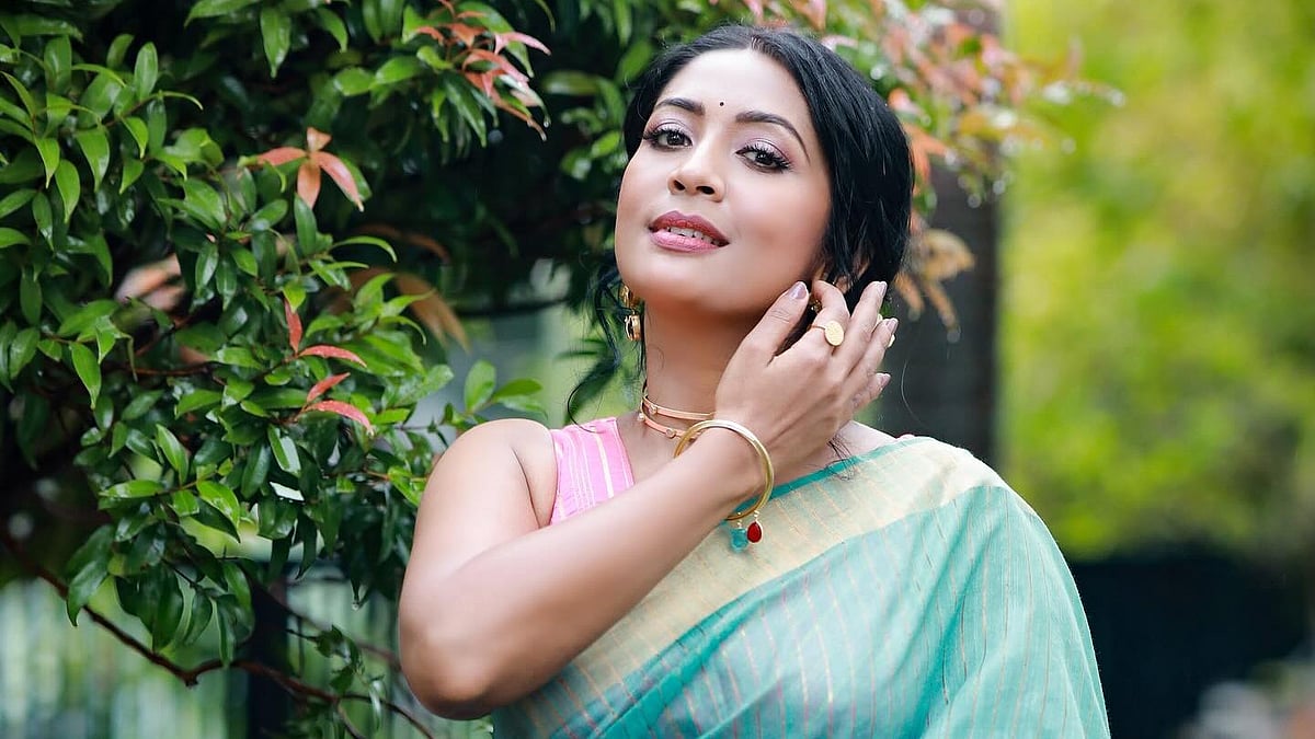 വന്ന വഴിമറന്ന് വൻ പ്രതിഫലം വാങ്ങുന്നത് നിർത്തണമെന്ന് മന്ത്രി: ഒരു രൂപ പോലും വാങ്ങിയിട്ടില്ലെന്ന് നവ്യയുടെ മറുപടി
