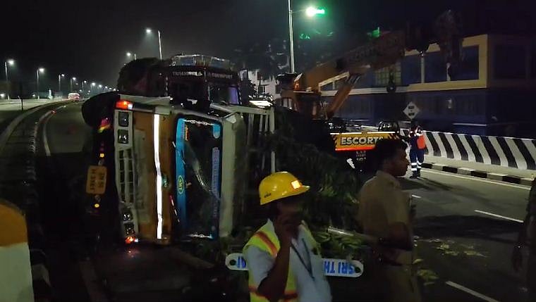 പച്ചക്കറി ലോറികള്‍ കൂട്ടിയിടിച്ചു മറിഞ്ഞു, അടിയില്‍പ്പെട്ട ഡ്രൈവര്‍മാരില്‍ ഒരാള്‍ മരിച്ചു - വിഡിയോ