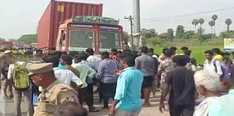 ബസില്‍ നിന്നും റോഡിലേക്ക് തെറിച്ചു വീണു, ശരീരത്തിലൂടെ ലോറി കയറിയിറങ്ങി; നാലു വിദ്യാര്‍ത്ഥികള്‍ക്ക് ദാരുണാന്ത്യം