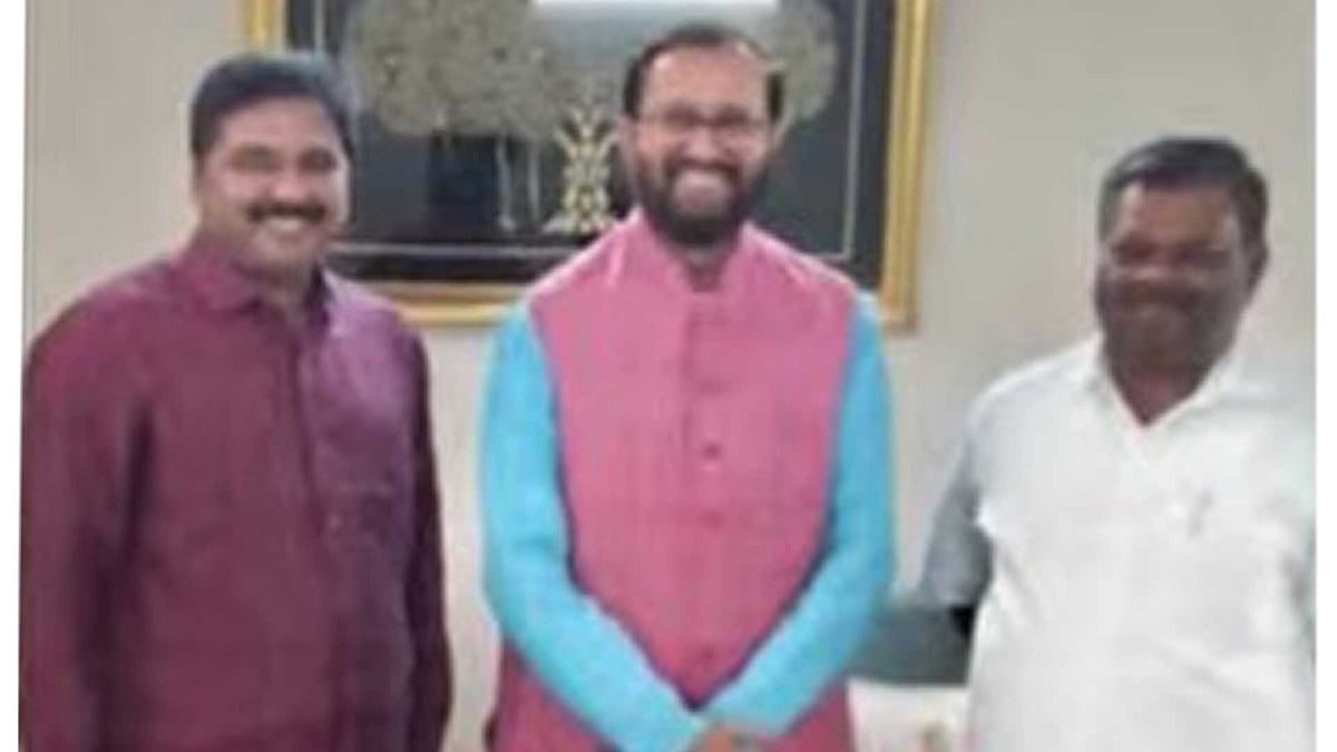 എസ് രാജേന്ദ്രന്‍ പ്രകാശ് ജാവഡേക്കറുമായി കൂടിക്കാഴ്ച നടത്തി; ബിജെപിയിലേക്കെന്ന് സൂചന