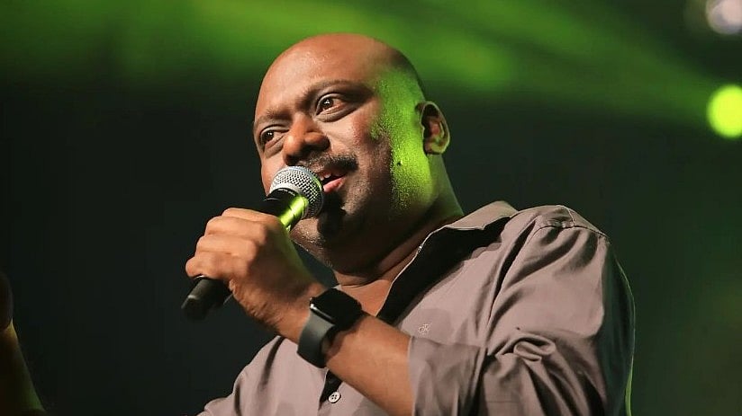 പാട്ടുപാടുന്നതിനിടെ ജാസി ​ഗിഫ്റ്റിന്റെ മൈക്ക് പിടിച്ചുവാങ്ങി കോളജ് പ്രിൻസിപ്പൽ; പ്രതിഷേധിച്ച് വേദി വിട്ട് ഗായകന്‍; വിഡിയോ