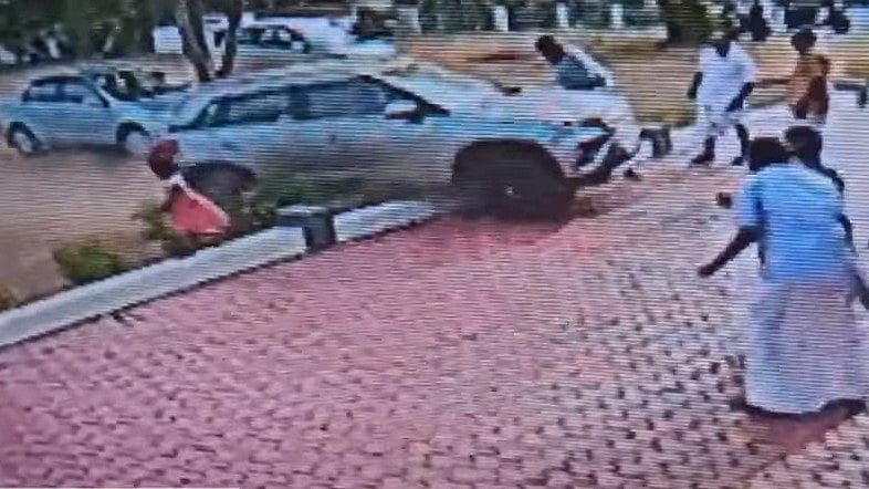പള്ളിയില്‍ സംസ്‌കാര ചടങ്ങ് കഴിഞ്ഞ് പോകുന്നവരുടെ ഇടയിലേക്ക് കാര്‍ ഇടിച്ചു കയറി; മൂന്ന് പേര്‍ക്ക് പരിക്ക്