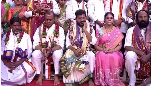 മുഖ്യമന്ത്രിയും മന്ത്രിമാരും കസേരയില്‍, ദളിതനായ ഉപമുഖ്യമന്ത്രി നിലത്തും, വിവാദം