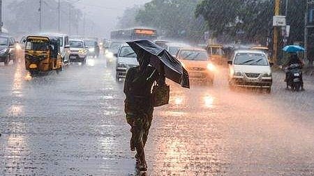 മഹാരാഷ്ട്രയ്ക്കും ബംഗാള്‍ ഉള്‍ക്കടലിനും മുകളില്‍ ചക്രവാതചുഴി, കേരളത്തില്‍ മഴ കനക്കും; ശക്തമായ കാറ്റിനും ഉയര്‍ന്ന തിരമാലയ്ക്കും സാധ്യത
