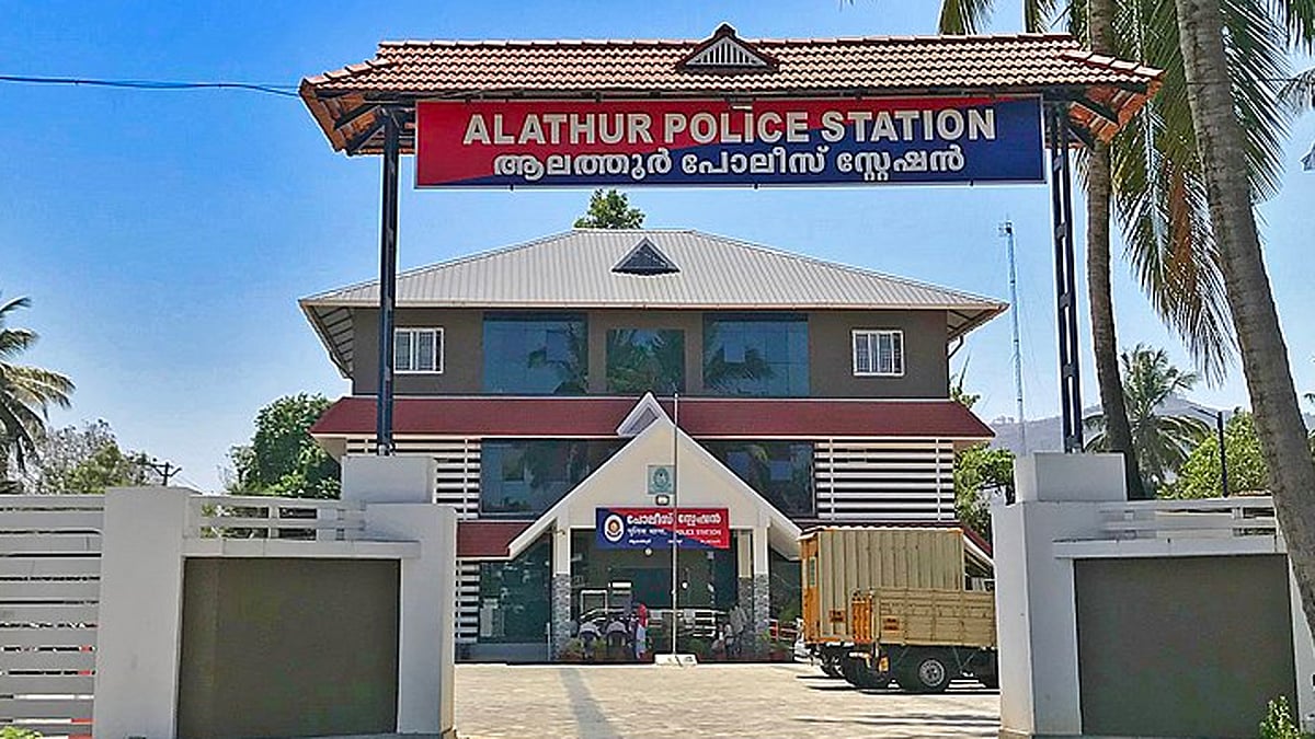 പരാതി തീര്പ്പാക്കി മടങ്ങി, പിന്നാലെ ആലത്തൂര് പൊലീസ് സ്റ്റേഷന് മുന്നില് സ്വയം തീകൊളുത്തി; യുവാവ് മരിച്ചു