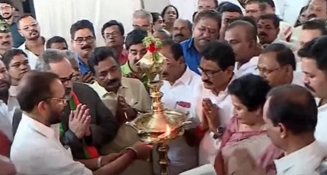 കോണ്‍ഗ്രസ് നേതാവ് തമ്പാനൂര്‍ സതീഷും പത്മിനി തോമസും ബിജെപിയില്‍