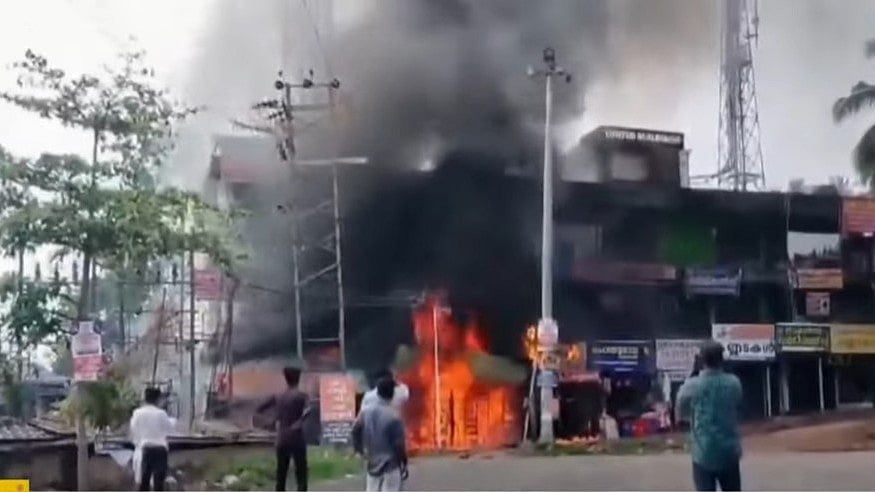 കോട്ടയം മെഡിക്കല്‍ കോളജിന് സമീപം ഷോപ്പിങ് കോംപ്ലക്സില്‍ വൻ തീപിടിത്തം; ഒരു കട പൂർണമായി കത്തിനശിച്ചു