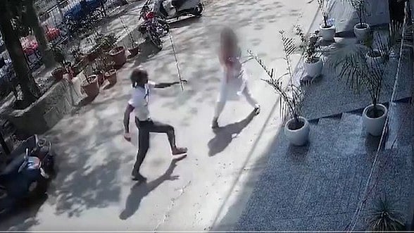 ഡല്‍ഹിയില്‍ പട്ടാപ്പകല്‍ പെണ്‍കുട്ടിയെ കുത്തിപ്പരിക്കേല്‍പ്പിച്ചു; സിസിടിവി ദൃശ്യങ്ങള്‍ പുറത്ത്