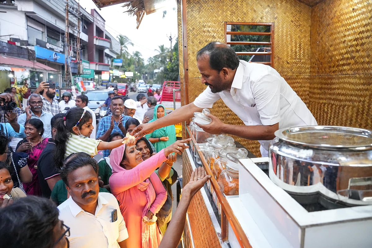 കെ മുരളീധരന്‍ തലയെടുപ്പുള്ള നേതാവ്; ചുവരെഴുതിയതും പോസ്റ്റര്‍ ഒട്ടിച്ചതും സ്വാഭാവികം; പാര്‍ട്ടി ആവശ്യപ്പെട്ടാല്‍ പിന്‍മാറും; ടിഎന്‍ പ്രതാപന്‍