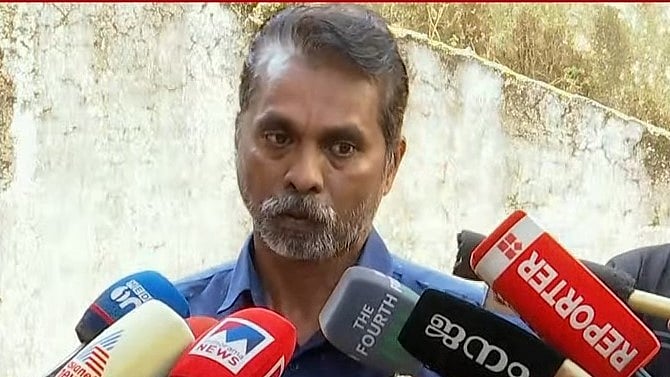 'രക്ഷിച്ചോളാം എന്ന് സിപിഎം നേതാക്കള്‍ പറഞ്ഞിട്ടുണ്ടാവും', എന്തുകൊണ്ട് എസ്എഫ്‌ഐ സമരം ചെയ്യുന്നില്ല?; പ്രതികള്‍ കീഴടങ്ങുന്നതില്‍ ദുരൂഹത ആരോപിച്ച് പിതാവ് 