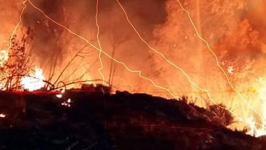 ചപ്പുചവറുകള്‍ കത്തിക്കുമ്പോള്‍
ശ്രദ്ധിക്കുക; തീപിടിത്തങ്ങളില്‍ മുന്നറിയിപ്പുമായി പൊലീസ്, നിര്‍ദേശങ്ങള്‍