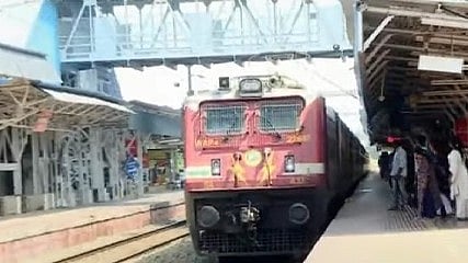 ട്രെയിനിനുള്ളിൽ വെച്ച് യുവാവിന് പാമ്പ് കടിയേറ്റു; ഗുരുവായൂര്‍- മധുര എക്‌സ്പ്രസിലെ യാത്രക്കാരെ ഒഴിപ്പിച്ചു 