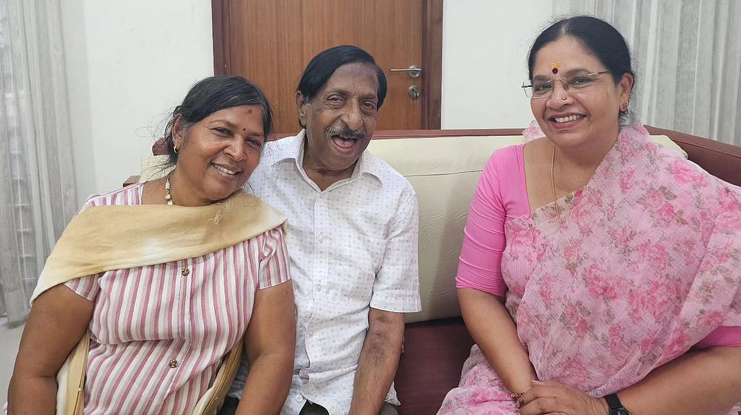 'ശ്രീനിയേട്ടന്റെ നാടകത്തിലെ നായികയായി, പക്ഷേ...': എട്ട് വർഷത്തിനു ശേഷം ശ്രീനിവാസനെ കണ്ട് ഭാ​ഗ്യലക്ഷ്മി