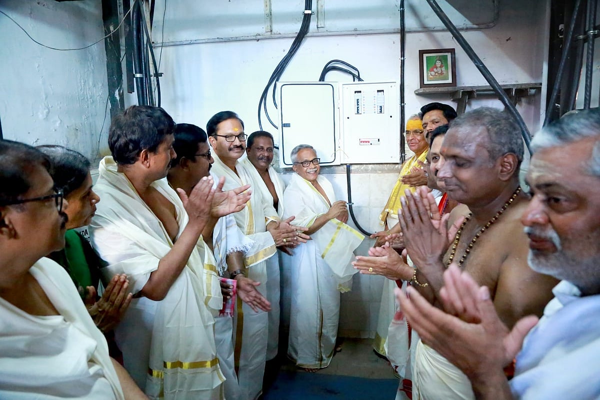 കടുത്ത ചൂടിൽ നിന്ന് ഭക്തർക്ക് ആശ്വാസം; ഗുരുവായൂർ ക്ഷേത്രത്തിൽ ശീതീകരണ സംവിധാനം സ്ഥാപിച്ചു, പഴനി മാതൃക