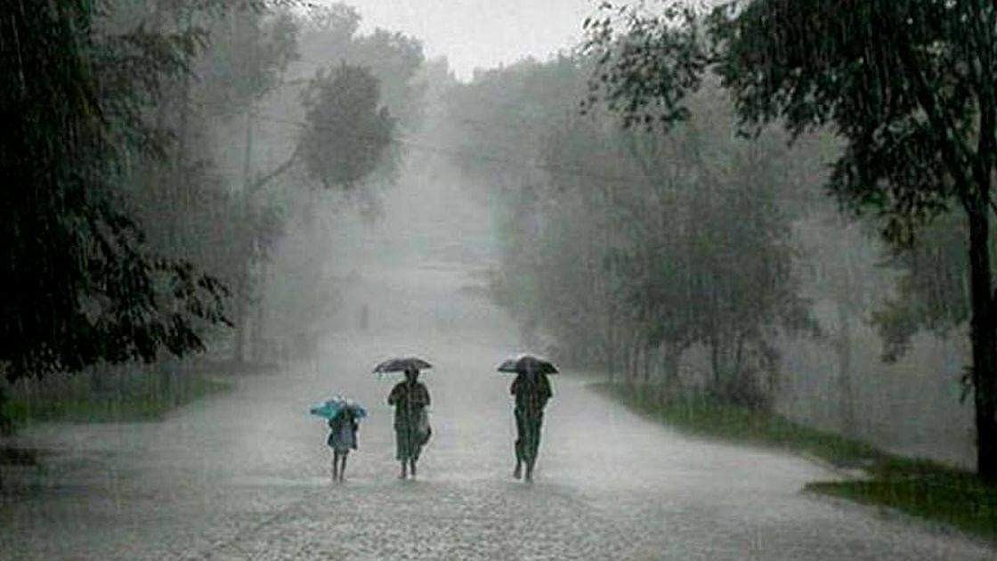 ഒറ്റപ്പെട്ട മഴയ്ക്ക് സാധ്യത, ഇടിമിന്നൽ മുന്നറിയിപ്പ്; 40 കിലോമീറ്റർ വരെ വേ​ഗതയിൽ കാറ്റ് വീശിയേക്കും