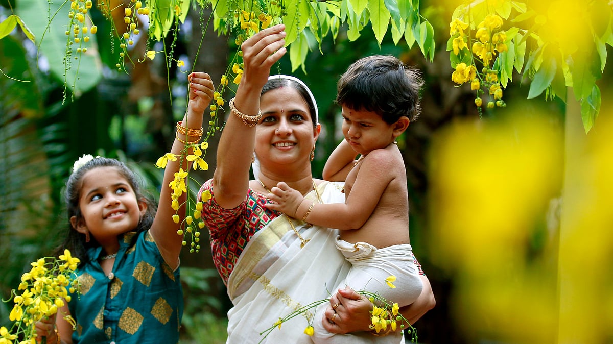 മേടപ്പുലരിയിൽ കണികണ്ടുണർന്ന് കേരളം; ​ഗുരുവായൂരിൽ വൻ ഭക്തജന തിരക്ക്