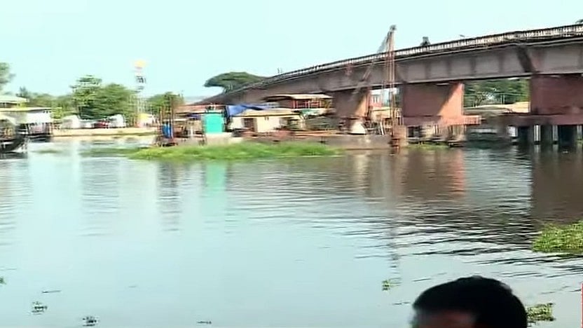 ആലപ്പുഴയില്‍ യുവാവും യുവതിയും പാലത്തില്‍ നിന്ന് കായലിലേക്ക് ചാടി; തിരച്ചില്‍