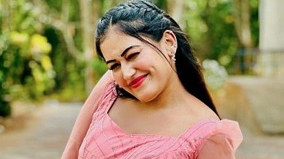 മിനി ഗൗണിൽ സുന്ദരിയായി അനുമോൾ