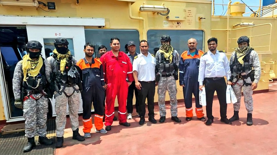 പനാമ എണ്ണക്കപ്പലിന് നേരെ ഹൂതി ആക്രമണം; ഇന്ത്യക്കാരുള്‍പ്പെടെയുളളവരെ രക്ഷപ്പെടുത്തി ഇന്ത്യന്‍ നാവികസേന