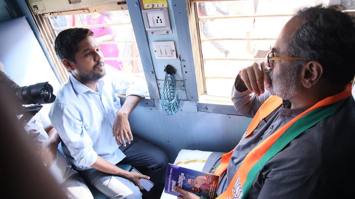 'യാത്രക്കാരുടെ പ്രശ്‌നങ്ങള്‍ എന്തൊക്കെ?', അവസാന ലാപ്പില്‍ 'റൂട്ട് മാറ്റിപ്പിടിച്ച്' രാജീവ് ചന്ദ്രശേഖര്‍; പാസഞ്ചര്‍ ട്രെയിനില്‍ യാത്ര