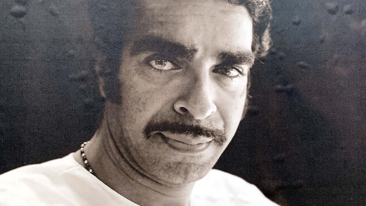 പൊന്‍കിനാക്കള്‍ 
പൂത്ത രാവില്‍ 
പോയതെങ്ങു നീ....