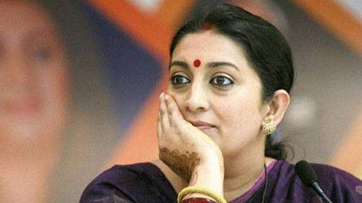 ഡല്ഹിയില് 'കെട്ടിപ്പിടുത്തം', കേരളത്തില് 'യാചന'; കോണ്ഗ്രസിനെ പരിഹസിച്ച് സ്മൃതി ഇറാനി