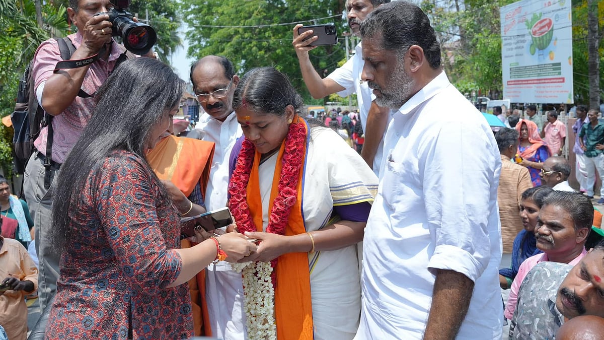 20 ലക്ഷത്തിന്റെ ഇന്നോവ കാര്; എട്ടുപവന് സ്വര്ണം; ശോഭയുടെ കൈയില് പതിനായിരം രൂപ