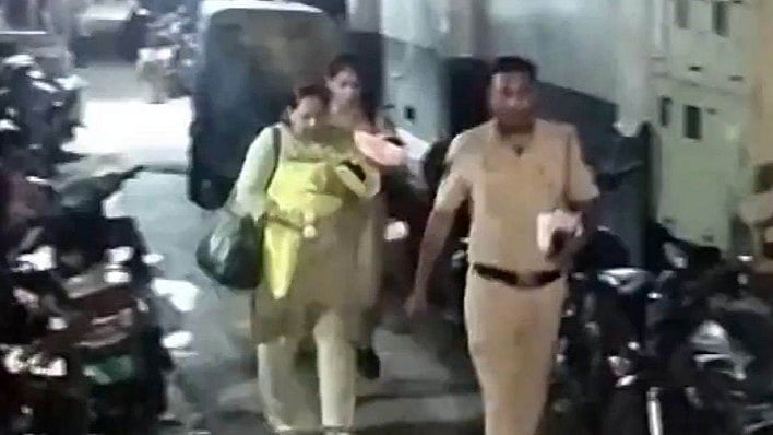 ഒരു നവജാത ശിശുവിന് 4 മുതല്‍ 6 ലക്ഷം രൂപ വരെ; കുട്ടിക്കടത്ത് സംഘത്തിലെ 7 പേര്‍ ഡൽഹിയിൽ അറസ്റ്റില്‍ ( വീഡിയോ)