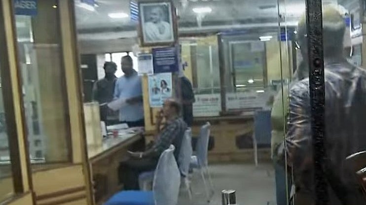 ബാങ്കില്‍ നിക്ഷേപിക്കാന്‍ കൊണ്ടുവന്ന സിപിഎമ്മിന്റെ ഒരുകോടി രൂപ ആദായ നികുതി വകുപ്പ് പിടിച്ചെടുത്തു
