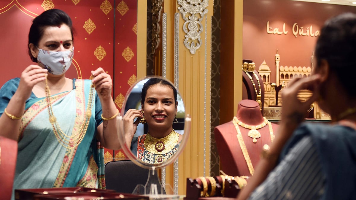പുതിയ റെക്കോര്‍ഡ് ഇടുമോ?, 54,000 കടന്ന് വീണ്ടും സ്വര്‍ണവില, ഒറ്റയടിക്ക് ഉയര്‍ന്നത് 560 രൂപ