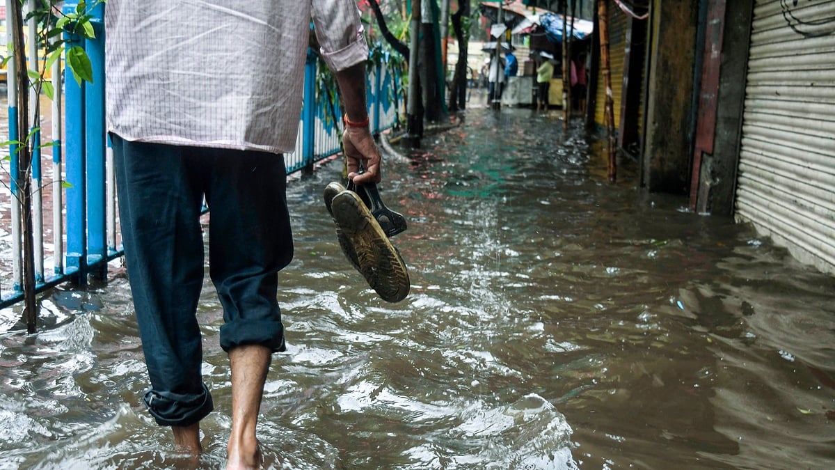 റിമാല് ചുഴലിക്കാറ്റില് കനത്ത നാശം; ഇന്ത്യയിലും ബംഗ്ലാദേശിലുമായി 16 മരണം