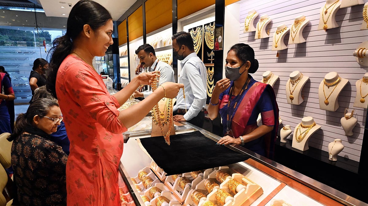 കുതിപ്പിന് സുല്ലിട്ട് സ്വര്‍ണവില; 54,000ല്‍ താഴെ