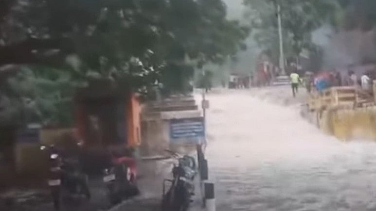 കുറ്റാലത്ത് അപ്രതീക്ഷിത മലവെള്ളപ്പാച്ചിൽ; ഒഴുക്കിൽപെട്ട് പ്ലസ് വൺ വിദ്യാർഥി മരിച്ചു
