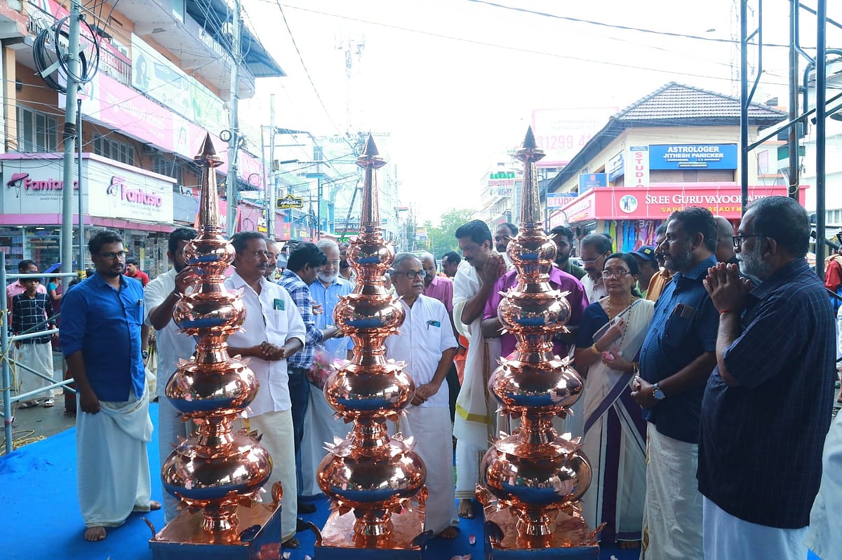 ഗുരുവായൂര്‍ ക്ഷേത്രത്തിന് പ്രൗഢി പകര്‍ന്ന് കിഴക്കേ നടയില്‍ ഇനി അലങ്കാര ഗോപുരം; താഴികക്കുടം സ്ഥാപിച്ചു