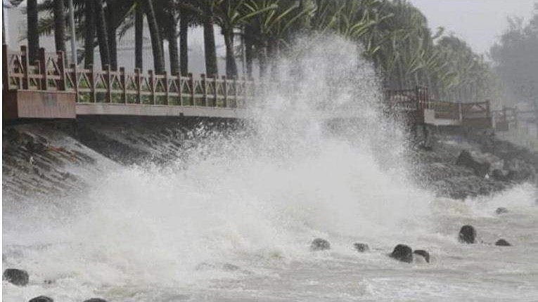 കള്ളക്കടല്‍ പ്രതിഭാസം; ആലപ്പുഴയിലും തിരുവനന്തപുരത്തും കൊല്ലത്തും കടലാക്രമണം