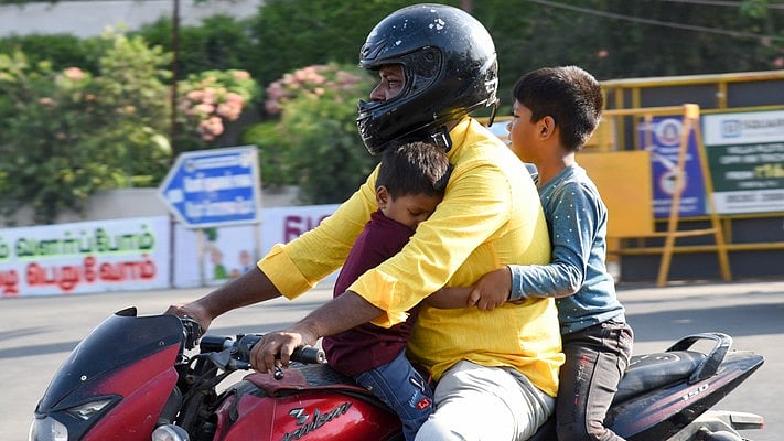 ഇരുചക്രവാഹനയാത്രയില്‍ ചെറുവിരലിന്റെ സൂക്ഷ്മചലനം പോലും അപകടമായേക്കാം; മുന്നറിയിപ്പ് 