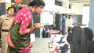 ബൂത്തില്‍ ബിജെപി സ്ഥാനാര്‍ഥിയുടെ പരിശോധന, മുസ്ലീം സ്ത്രീകളുടെ മുഖാവരണം മാറ്റി; മാധവി ലതയ്‌ക്കെതിരെ കേസ്; വീഡിയോ 