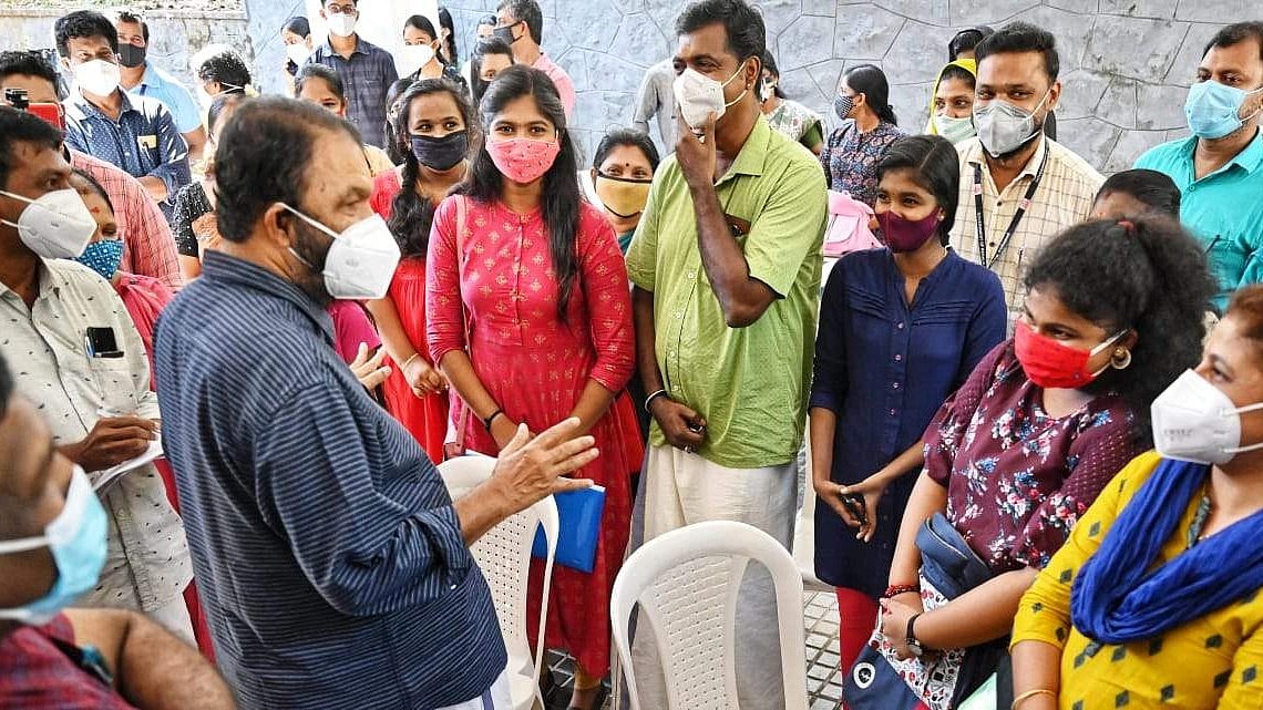 പ്ലസ് വണ്‍ പ്രവേശനം; ഇന്നുമുതല്‍ അപേക്ഷിക്കാം, സ്‌കൂളുകളില്‍ ഹെല്‍പ് ഡെസ്‌ക്, ജൂണ്‍ രണ്ടിന് ആദ്യ അലോട്ട്‌മെന്റ് 