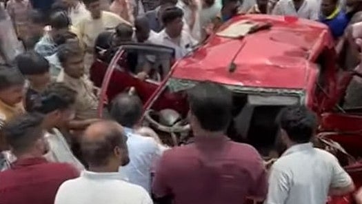 മഞ്ചേശ്വരത്ത് കാര്‍ ആംബുലന്‍സുമായി കൂട്ടിയിടിച്ചു; അച്ഛനും രണ്ടുമക്കളും മരിച്ചു