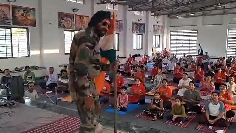 സൈനിക വേഷത്തില്‍ ദേശീയ പതാകയുമേന്തി യോഗാ വേദിയില്‍; ഡാന്‍സിനിടെ കുഴഞ്ഞുവീണുമരിച്ചു;  'അറിയാതെ' കൈയടിച്ച് പ്രോത്സാഹിപ്പിച്ച് കാണികള്‍; വീഡിയോ
