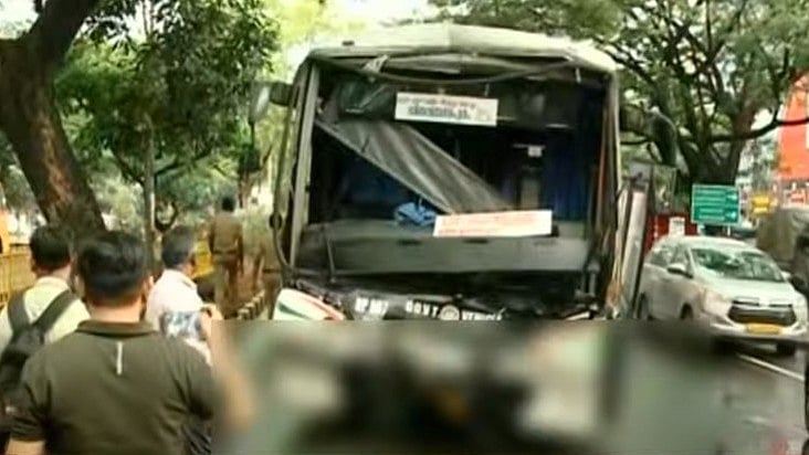 കെഎസ്ആര്‍ടിസി ബസുകള്‍ക്കിടയില്‍ കുടുങ്ങി; ബൈക്ക് യാത്രികര്‍ക്ക് ദാരുണാന്ത്യം