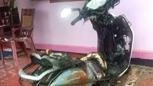 വീടിന്റെ ഷെഡ്ഡിൽ നിർത്തിയിട്ട സ്കൂട്ടറുകൾ കത്തി നശിച്ചു, അന്വേഷണം