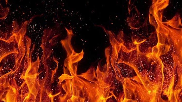 ഇടുക്കിയില്‍ വീടിന് തീപിടിച്ചു, ഒരാള്‍ വെന്തുമരിച്ചു, മൃതദേഹം കത്തിക്കരിഞ്ഞ നിലയില്‍; അന്വേഷണം 