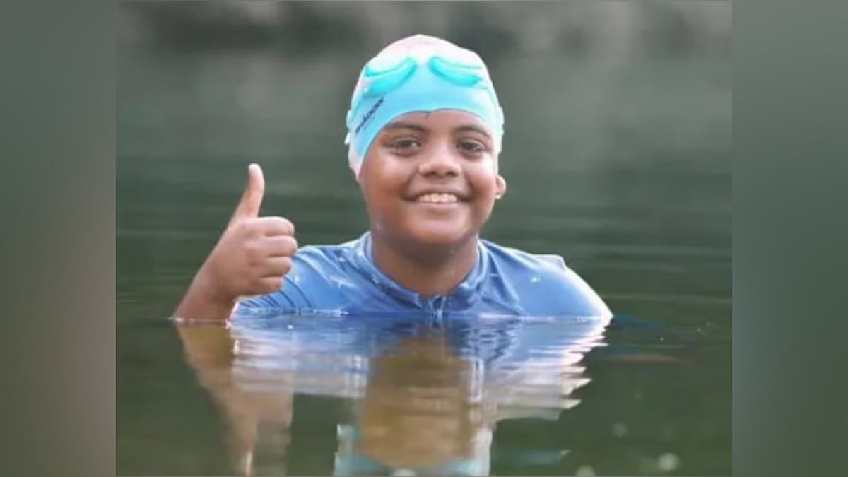 കൈയ്യും കാലും ബന്ധിച്ച് വേമ്പനാട്ടുകായൽ നീന്തി കടന്ന് ഒൻപതു വയസ്സുകാരൻ; റെക്കോർഡ് നേട്ടം