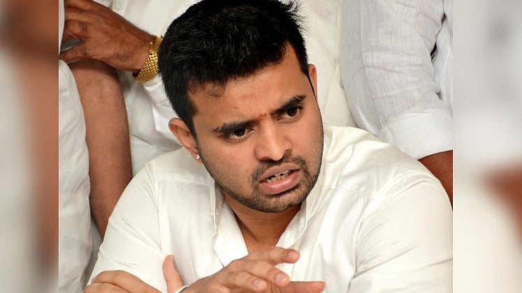 ലൈം​ഗിക വിഡിയോ വിവാദം; ആദ്യമായി പ്രതികരിച്ച് പ്രജ്വല്‍ രേവണ്ണ