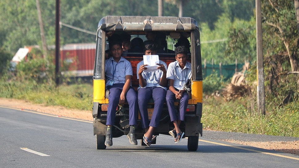 കുട്ടികള്‍ക്ക് റോഡ് സുരക്ഷയുടെ ആദ്യാക്ഷരങ്ങള്‍;  
റോഡില്‍ ഇറങ്ങിയാല്‍ ശ്രദ്ധിക്കേണ്ട കാര്യങ്ങള്‍
